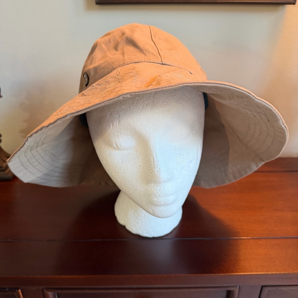 REI women's bucket hat in dark khaki with a floral stitched design Sz S/M